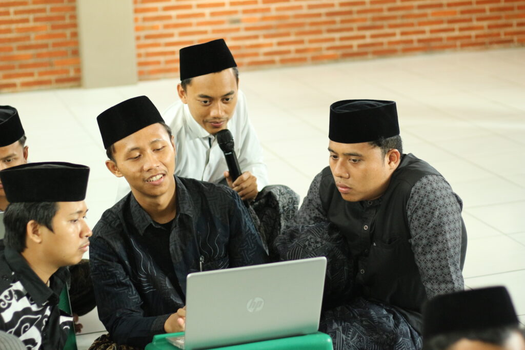 Literasi Digital: Aplikasi Turath sebagai Penunjang Pengajian Santri Berbasis Teknologi Digital